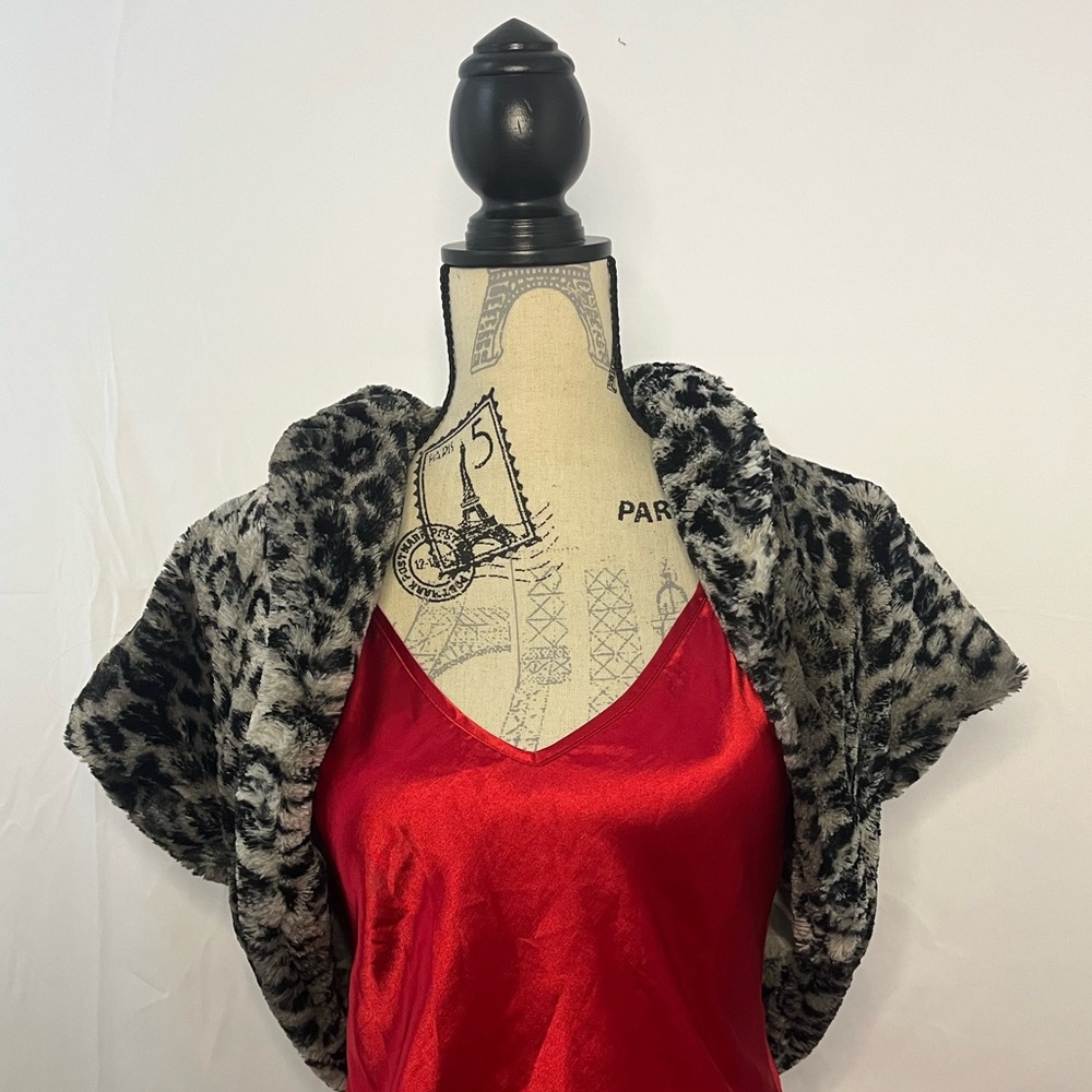 Laura Y2K Leopard Print Faux Fur Shrug